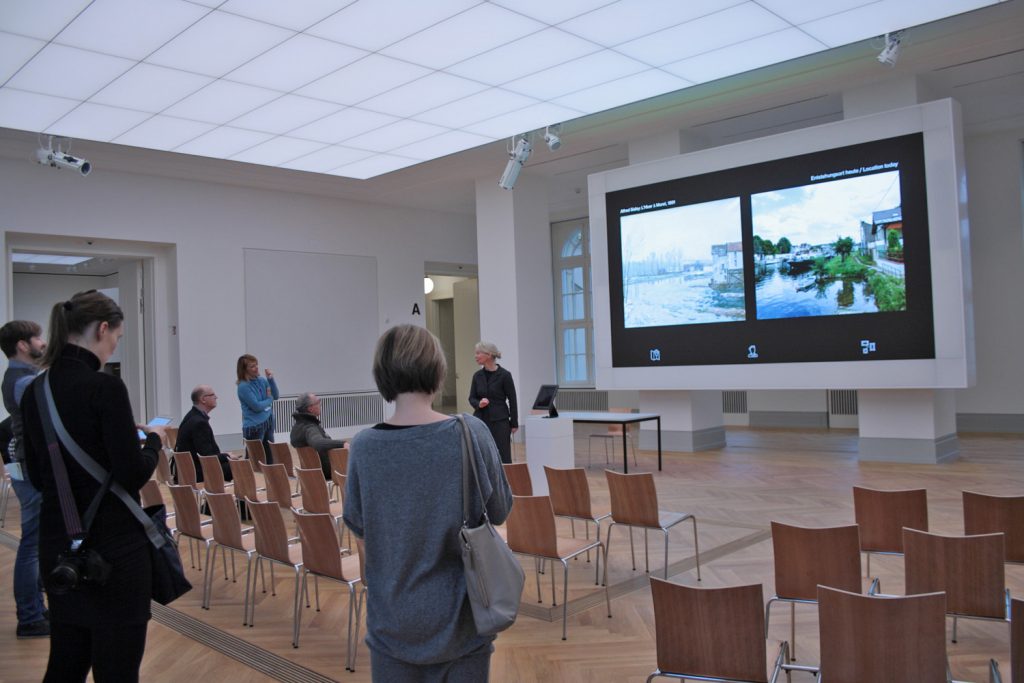 Eine SmartWall im Auditorium ermöglicht es Besuchern, sich eingehend mit den Kunstwerken zu beschäftigen.