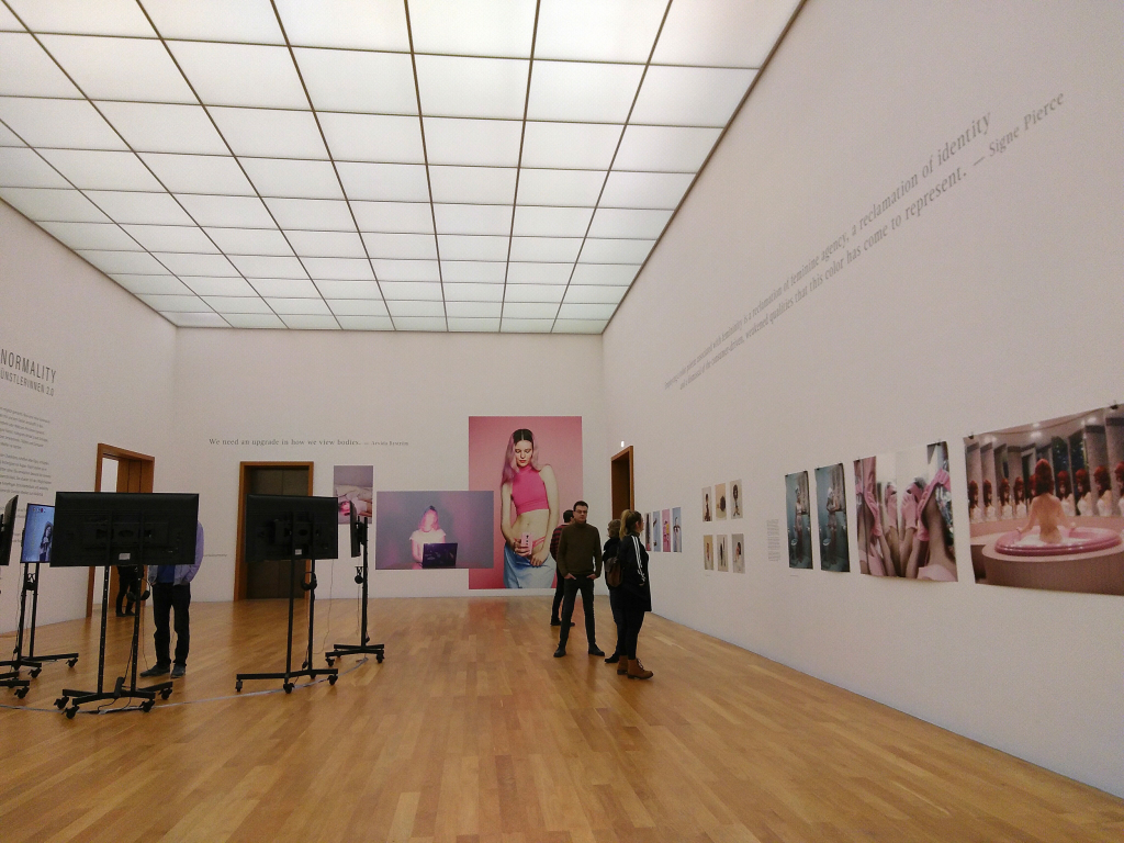 Die Ausstellung "Digital Normality", 2018 im Museum der bildenden Künste Leipzig, präsentierte digitale Kunst - und sprach damit tatsächlich verstärkt ein jüngeres Publikum an.