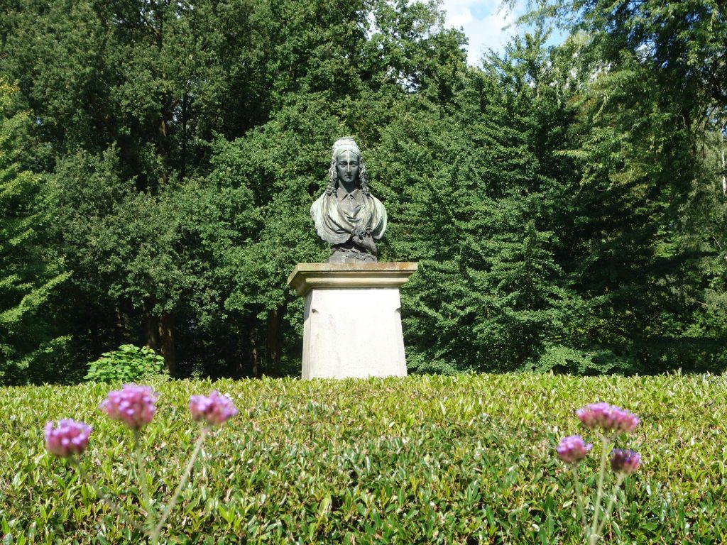 Büste von Annette von Droste-Hülshoff im Park von Burg Hülshoff