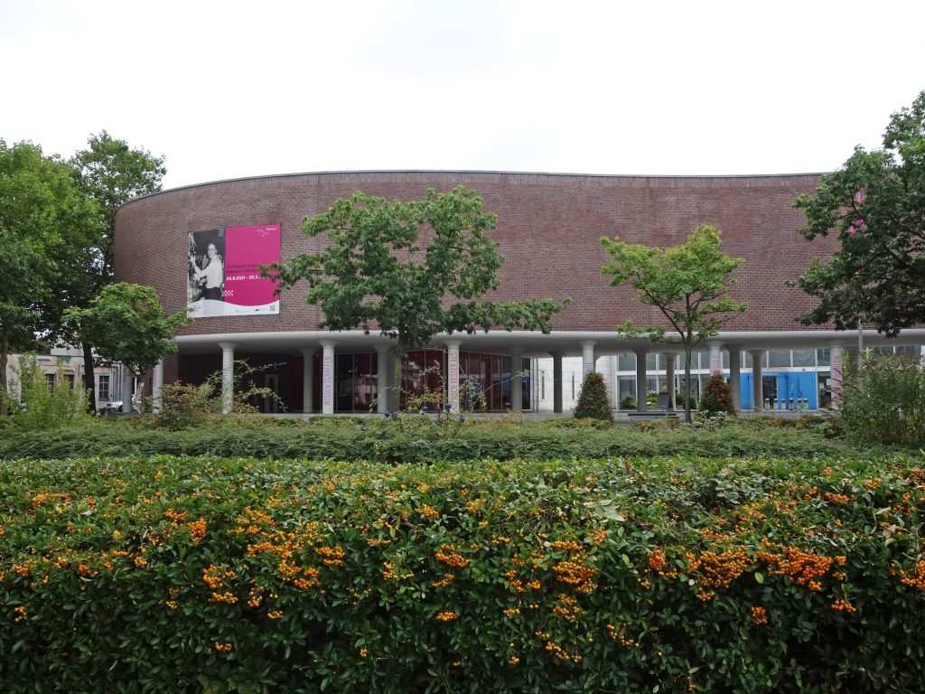 Blick auf das Gustav-Lübcke-Museum Hamm - im Vordergrund eine Hecke